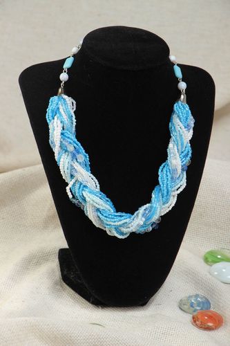 Collar de abalorios y cuentas trenzado blanquiazul artesanal - MADEheart.com