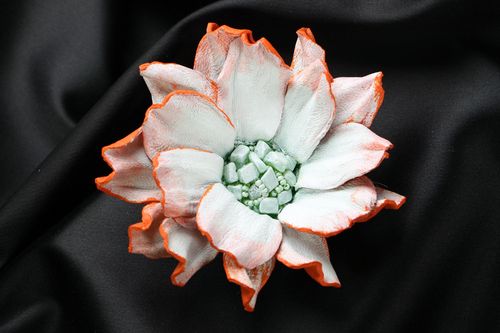 Spilla in pelle naturale fatta a mano accessorio originale a forma di fiore - MADEheart.com