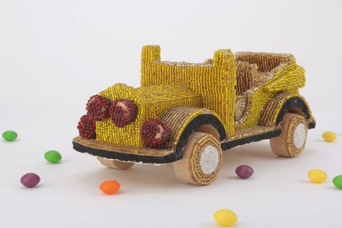 Cabriolet bello fatto a mano giocattolo di legno materiale ecologico con perline - MADEheart.com