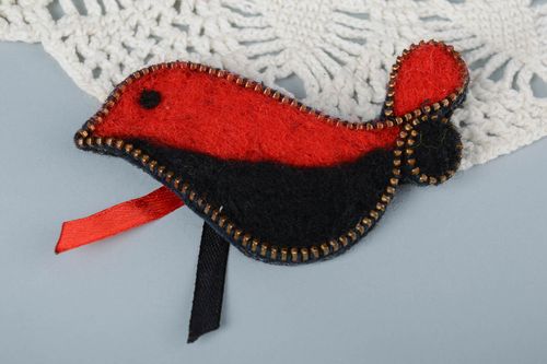 Broche oiseau rouge noir Bijou fait main Cadeau pour femme originale en laine - MADEheart.com