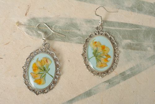 Handmade oval dangle earrings with metal basis and dried flowers in epoxy resin - MADEheart.com