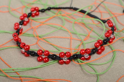 Geflochtener Schmuck aus Wachsschnurr und Keramikperlen in Makramee Technik  - MADEheart.com