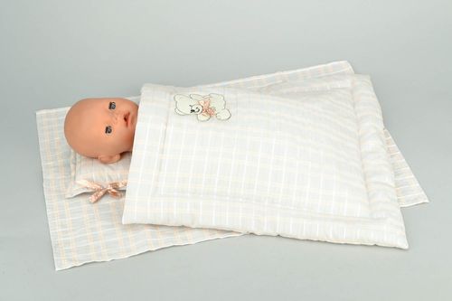 Ropa de cama para muñeca hecha a mano - MADEheart.com