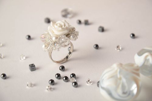 Перстень из полимерной глины в виде бутона белой розы - MADEheart.com
