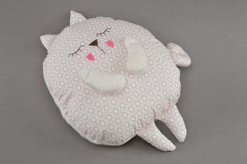 Almohada blanda gris con ornamentos artesanal con forma de gato original - MADEheart.com