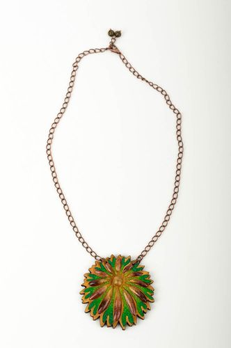 Pendentif en bois naturel Bijou fait main peint vert-jaune Cadeau pour femme - MADEheart.com