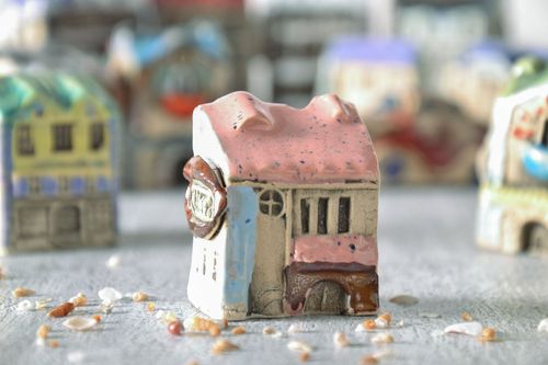 Estatueta de argila artesanal em forma da casinha bonita  - MADEheart.com