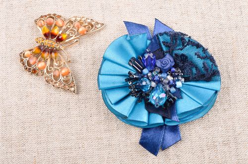 Broche bleue Bijou fait main tissus perles rocaille Accessoire femme design - MADEheart.com