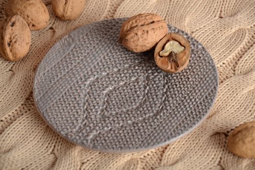 Plato de arcilla hecho a mano y pintado con esmalte  - MADEheart.com