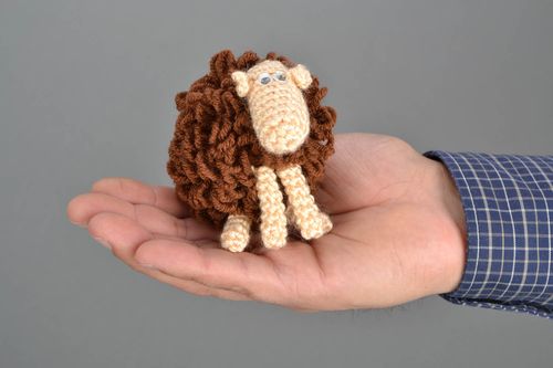 Kuscheltier Schaf gehäkelt - MADEheart.com