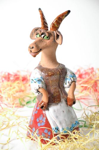 Estatueta de cerâmica Mónica - MADEheart.com