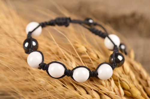 Pulsera con cuentas e hilos pulsera artesanal blanquinegra pulsera original  - MADEheart.com