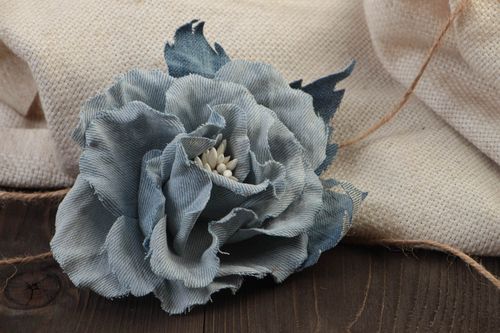 Broche barrette grande fleur en jean faite main originale bleue design - MADEheart.com