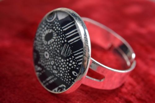 Черно белое кольцо с принтом в технике декупаж с ювелирной смолой ручной работы - MADEheart.com