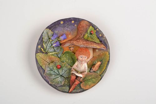 Prato em alto relevo Duende leitor - MADEheart.com