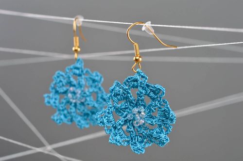 Orecchini di fili fatti a mano orecchini originali accessori tessili da donna  - MADEheart.com