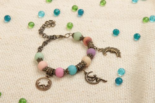 Bracelet de perles agate et breloques en métal fait main accessoire original - MADEheart.com