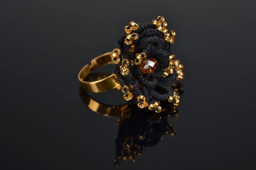 Anillo artesanal con flor en la técnica frivolité - MADEheart.com