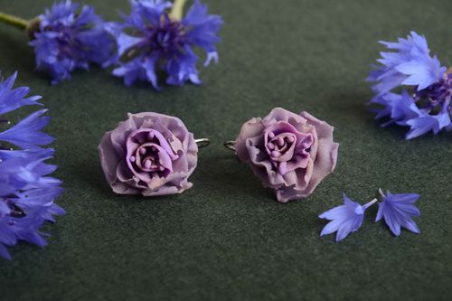 Boucles doreilles avec fleurs mauves en pâte polymère faites main élégantes - MADEheart.com