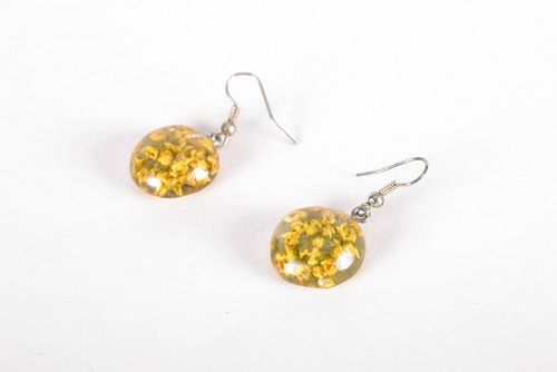 Earrings with dried flowers in epoxy resin - MADEheart.com