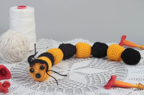 Jouet enfant fait main Peluche tricotée au crochet Cadeau original chenille - MADEheart.com