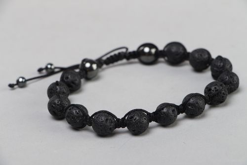 Bracelet en roche volcanique et hématite noir étroit fait main réglable original - MADEheart.com