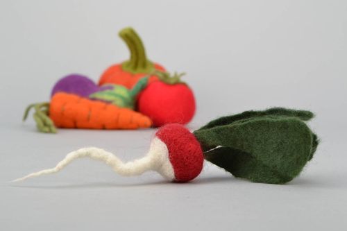 O brinquedo de lã rabanete - MADEheart.com