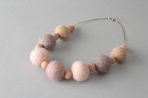 Beaded necklace made of felt and wool - MADEheart.com