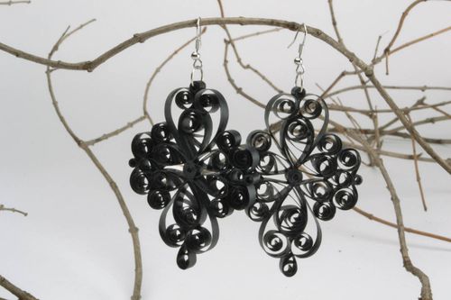 Brincos pretos delicados feitos a mão - MADEheart.com