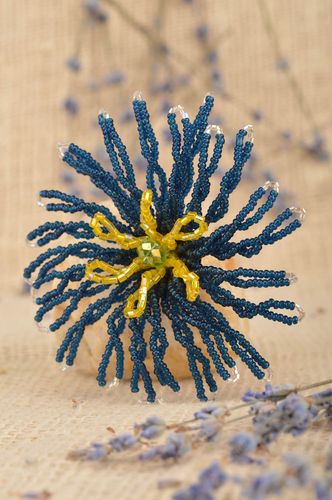 Broche en perles de rocailles Fleur bleuet bleue originale faite main pour femme - MADEheart.com