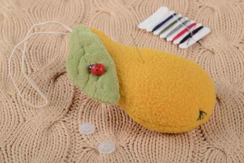 Stoff Nadelkissen Birne weich mit Schlaufe gelb originell handgemacht schön - MADEheart.com