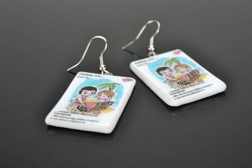 Brincos pingentes artesanais feito de cerâmica plástica decorado em técnica de decoupage - MADEheart.com