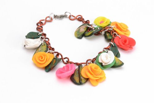 Bracelet avec pendentifs fleurs en pâte polymère  - MADEheart.com