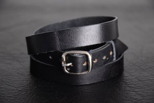 Pulsera de cuero natural artesanal de talla ajustable de color negro - MADEheart.com