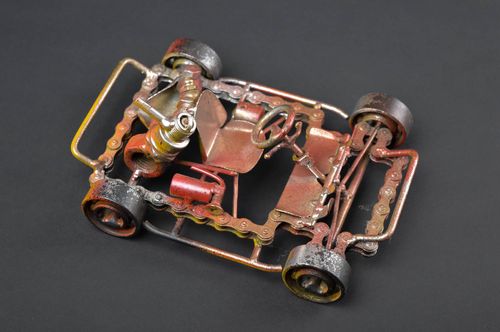 Figura de metal artesanal objeto de decoración regalo original coche kart  - MADEheart.com
