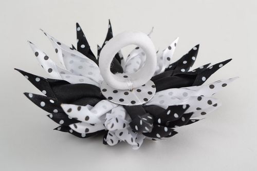Schwarz weißes Haargummi mit Blume aus Atlasbändern in Kanzashi Technik handmade - MADEheart.com