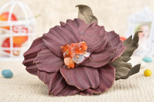 Broche en cuir fleur grande faite main mauve accessoire de créateur original - MADEheart.com