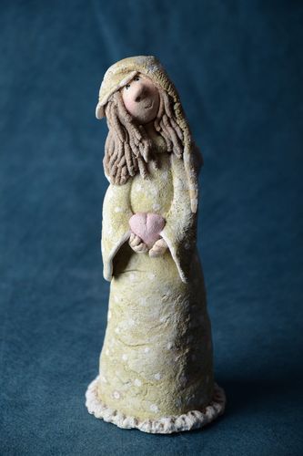 Handgemachte bemalte Statuette aus selbsthärtendem Polymerton Engel der Liebe - MADEheart.com