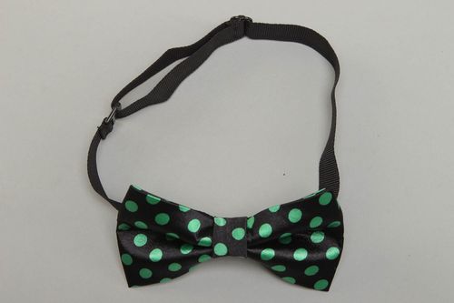 Polka dot fabric bow tie - MADEheart.com