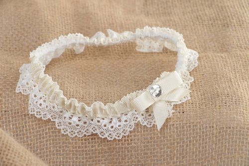 Handgemachtes weißes Strumpfband für Hochzeit aus Spitze und Ripsbändern mit Glasperle - MADEheart.com