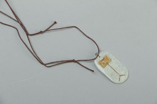 Colgante de arcilla polimérica Pupitre - MADEheart.com