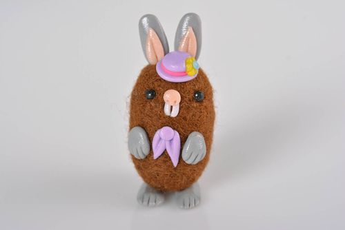 Muñeco de fieltro hecho a mano figura decorativa regalo original Conejito - MADEheart.com