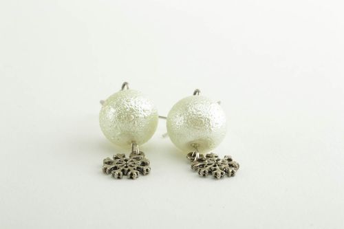 Boucles doreilles en fausses perles flocons de neige - MADEheart.com