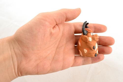 Statuetta mucca in argilla fatta a mano figurina decorativa in ceramica  - MADEheart.com