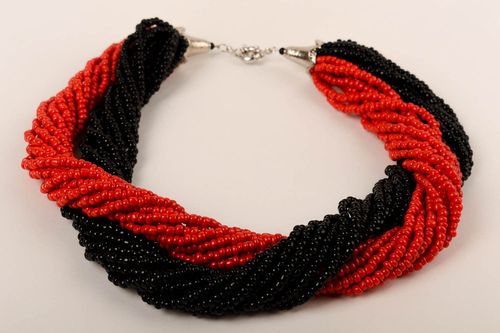 Collar de abalorios artesanal rojinegro regalo original bisutería de moda - MADEheart.com