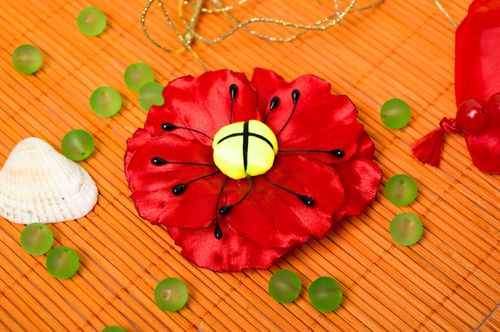 Barrette fleur fait main Accessoire coiffure ruban satin rouge Cadeau pour fille - MADEheart.com