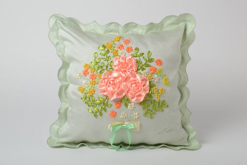 Funda para almohada artesanal bordada con cintas bonita con flores gris pequeña - MADEheart.com