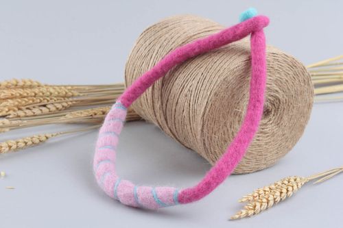 Colar artesanal de lã na técnica de feltragem. - MADEheart.com
