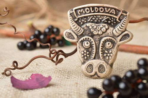 Magnet en céramique pour réfrigérateur fait main original en forme de taureau - MADEheart.com