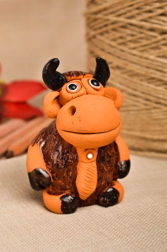 Handmade Deko kleine Dekofigur Keramik Tier Haus Dekoration Stier aus Ton - MADEheart.com